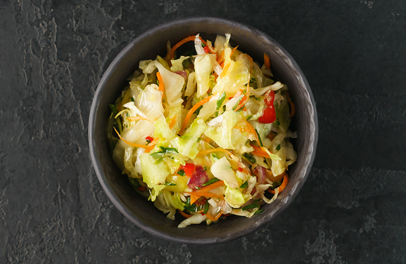 Пикантный салат с капустой